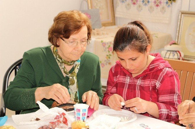 Yaşlı Teyzeler Elişi İle Terapi Oluyor