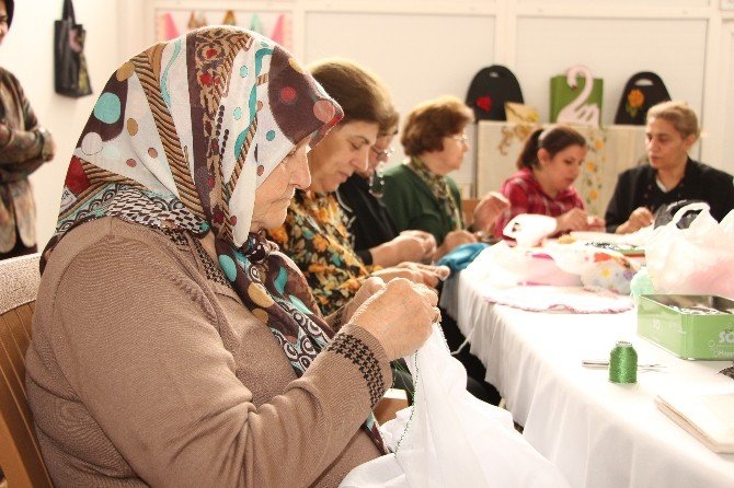 Yaşlı Teyzeler Elişi İle Terapi Oluyor