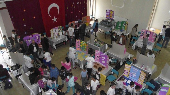 Küçük Bilim Adamları Projelerini Sergiledi