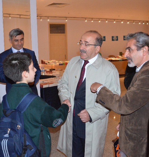 Başkan Gümrükçüoğlu, Trabzon Kitap Fuarı’nı Ziyaret Etti