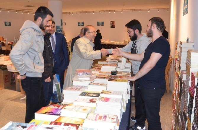 Başkan Gümrükçüoğlu, Trabzon Kitap Fuarı’nı Ziyaret Etti
