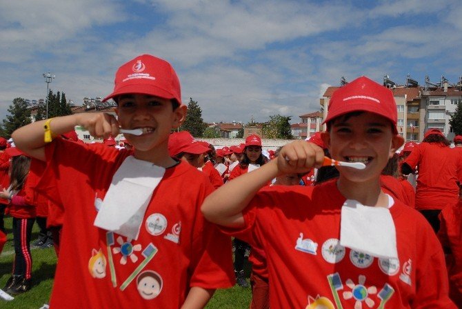 Burdur’da 7 Bin 871 Çocukla Diş Fırçalama Rekoru Kırıldı
