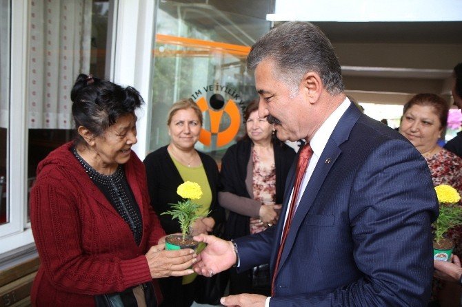 Başkan Tuna, Annelere 50 Bin Çiçek Dağıttı
