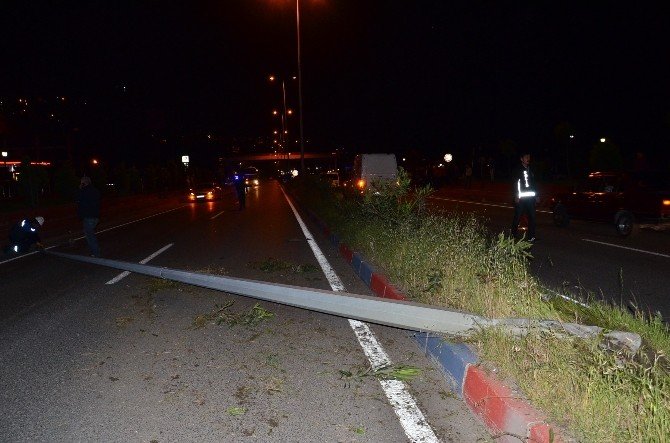Kontrolü Kaybedince Aydınlatma Direğini Devirdi: 2 Yaralı