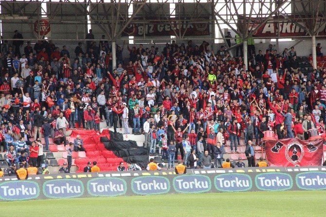 Kamil Ocak’ta Tribünler Doldu