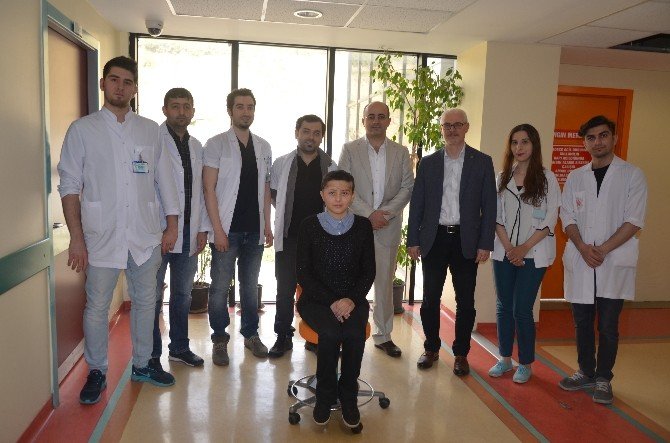 Yem Makinesinde Kopan Kafa Derisi Yeniden Dikildi