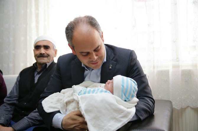Bakan Kılıç, Anneler Günü’nde Şehit Ailesini Ziyaret Etti