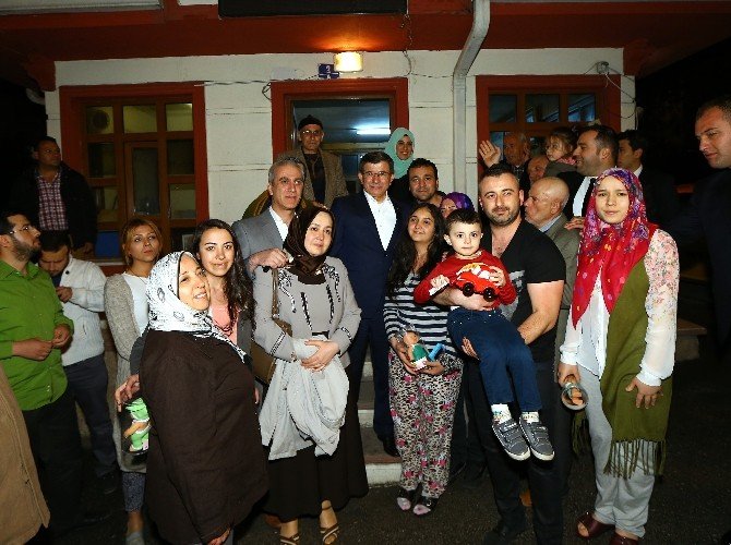 Başbakan Davutoğlu’ndan Taksi Duraklarına Sürpriz Ziyaret
