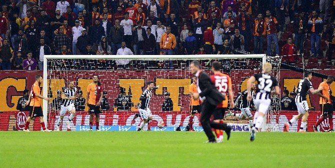 Derbi Maçta Taraftar Sahaya Girdi