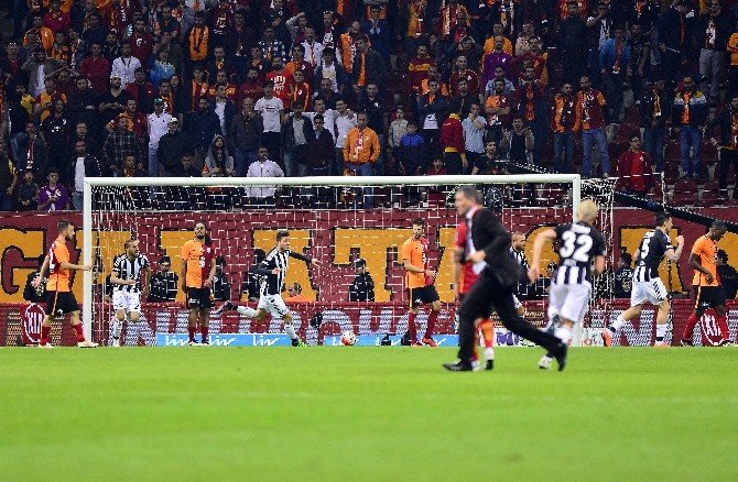 Derbi Maçta Taraftar Sahaya Girdi