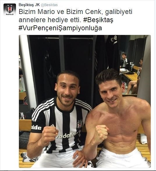 Beşiktaşlı Futbolculardan Arenada Galibiyet Pozu