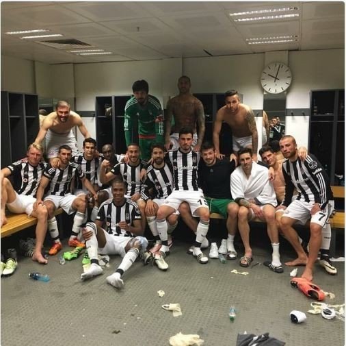 Beşiktaşlı Futbolculardan Arenada Galibiyet Pozu