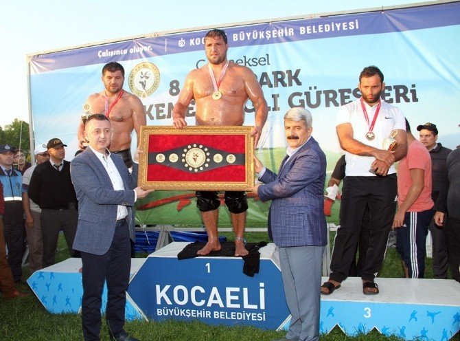 Seka Park’ta Başpehlivan Recep Kara Oldu