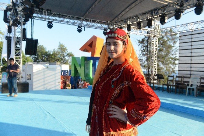 Yörük Festivali’nde Gelin Alma Töreni Ve Kıyafet Defilesi