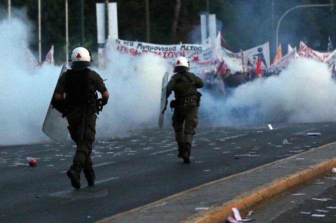 Çipras’ın Sosyal Güvenlik Yasasını Protesto Edenler Polisle Çatıştı