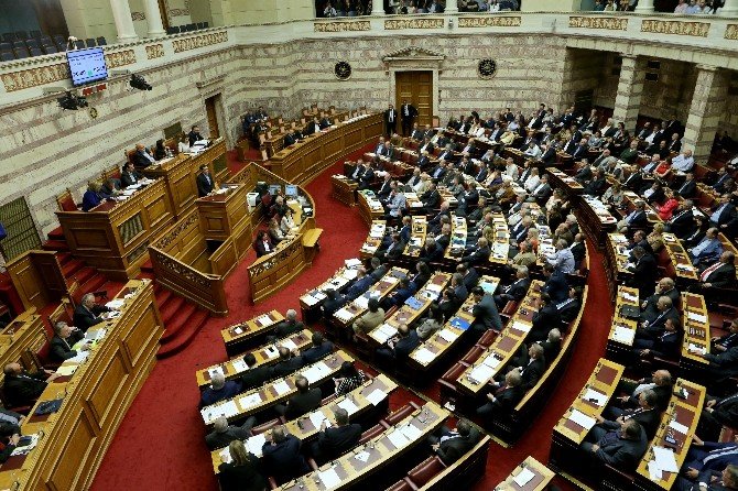Çipras’ın Sosyal Güvenlik Yasasını Protesto Edenler Polisle Çatıştı