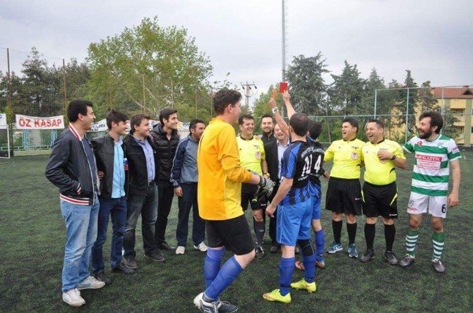 Amatör Küme Hakemini Kırmızı Kart Göstererek Uğurladılar
