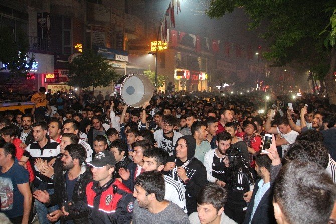 Beşiktaşlı Taraftarlarda Derbi Sevinci