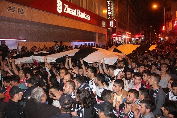 Beşiktaşlı Taraftarlarda Derbi Sevinci