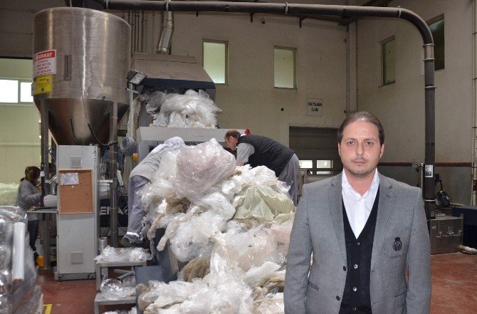 Çöpe Atılan Naylon Poşetlerden Ham Madde Yaparak Yılın Verimlilik Ödülünü Aldı