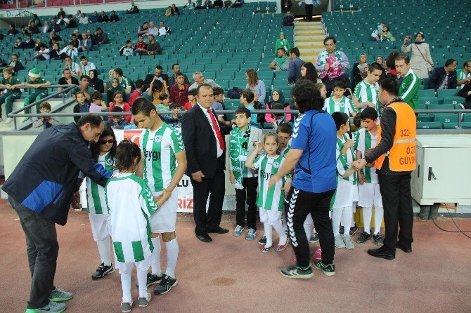 Engelli Öğrencilerden “Konyaspor Geliyor Bak” Şarkısı