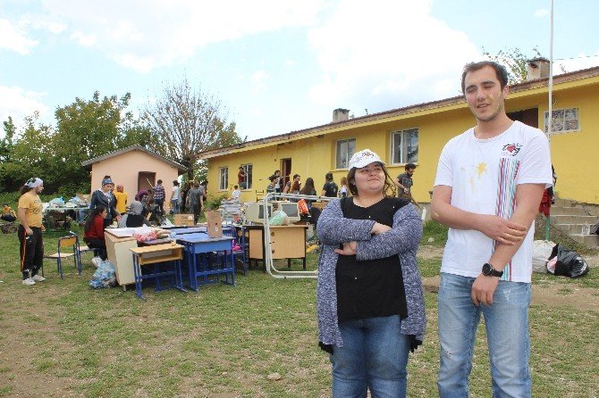 Ağlan Köyü İlkokuluna Gençlerin Eli Değdi