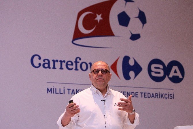 A Milli Futbol Takımının Lisanslı Ürünleri, Carrefoursa “Kırmızı Beyaz”larda Yerini Alıyor
