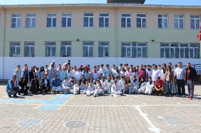 Polisler Öğrencilerle Duvarları Boyadı