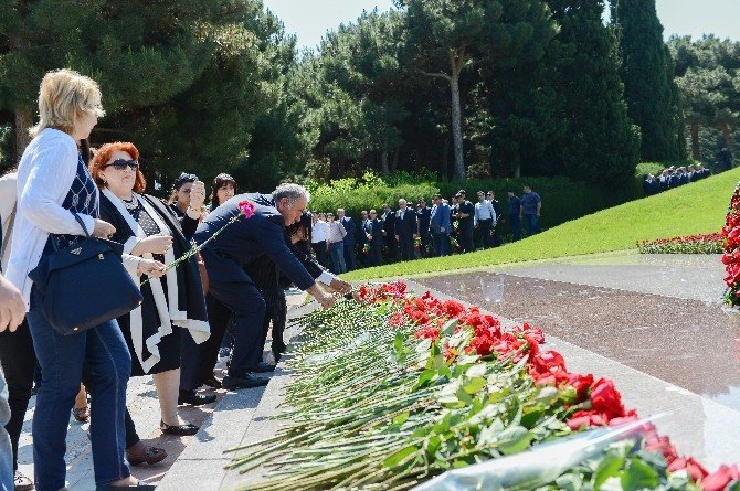 Haydar Aliyev, 93. Doğum Gününde Mezarı Başında Anıldı