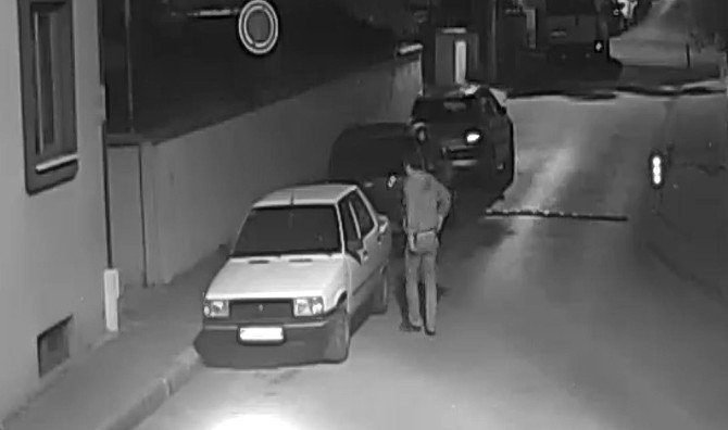 2 Dakikada Otomobili Çaldı, Güvenlik Kamerasına Yakalandı