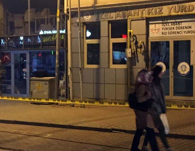 Kız Yurdunun Önünde Şüpheli Çanta Alarmı