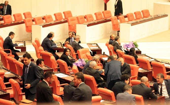 Chp Ankara Milletvekili Sarıhan, Genel Kurul’da Her Parti Grubuna Çiçek Verdi