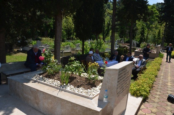 Başkan Hazinedar, Annesinin Anma Programına Katıldı