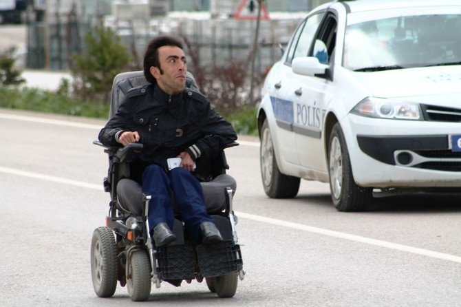 Engellilerin Sesini Duyurabilmek İçin Tekerlekli Sandalyesiyle 23 Kilometre Yol Kat Etti