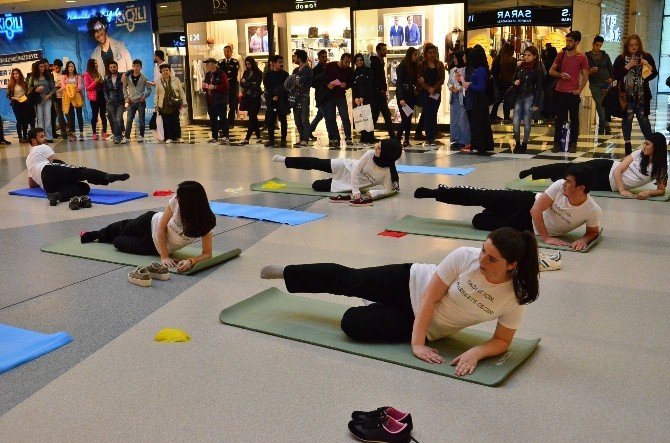 Alışveriş Merkezinin Ortasında Egzersiz Yaptılar, Müşteriler Şaştı Kaldı