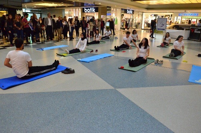 Alışveriş Merkezinin Ortasında Egzersiz Yaptılar, Müşteriler Şaştı Kaldı
