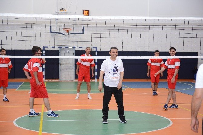 Protokol Üyeleri Engellilerle Voleybol Maçında Buluştu