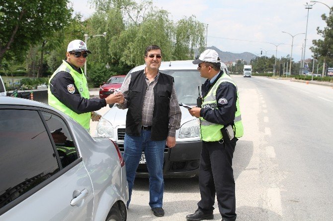 Trafik Polislerinden Ceza Yerine Leblebi