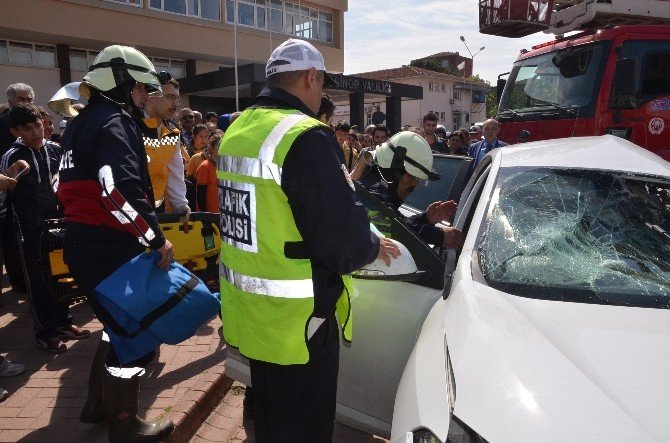 Trafik Kazası Canlandırması Gerçeğini Aratmadı