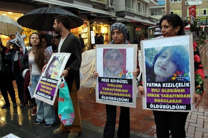 Kadın Cinayetleri Yağmur Altında Protesto Edildi