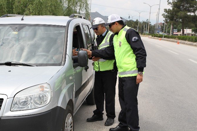 Trafik Polislerinden Ceza Yerine Leblebi