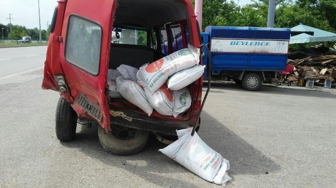 Park Halindeki Minibüse Kamyonet Çarptı: 1 Yaralı