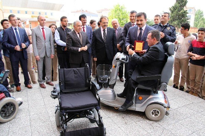 Öğrencilerden Sakatlar Derneğine Akülü Araç