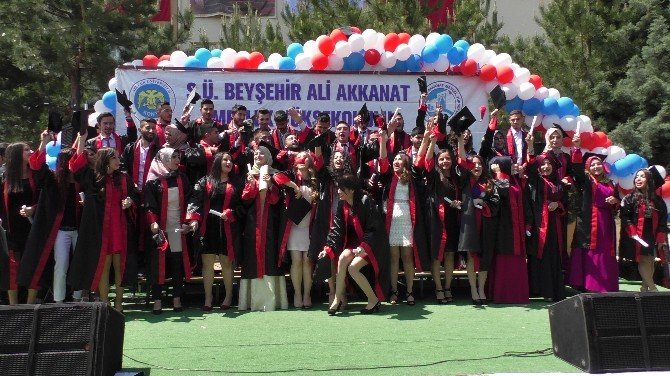 Beyşehir Myo’da Mezuniyet Sevinci