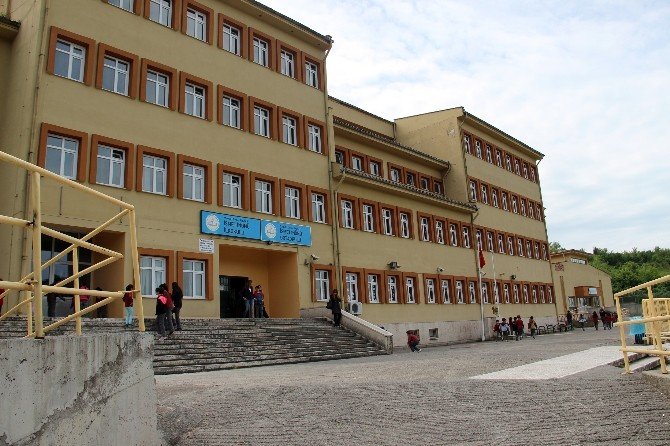 Annesi Okula Çağrılınca 3. Kattan Atladı