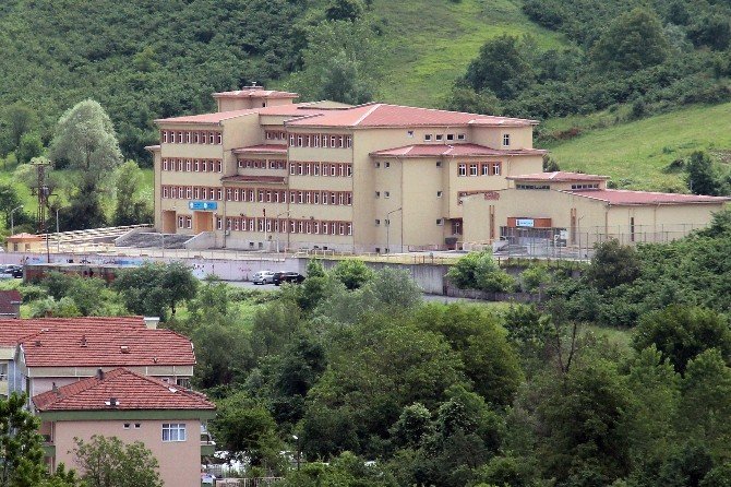 Annesi Okula Çağrılınca 3. Kattan Atladı