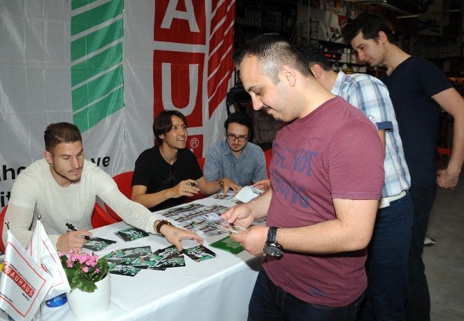 Deniz Yılmaz Ve Hosagai İmza Dağıttı