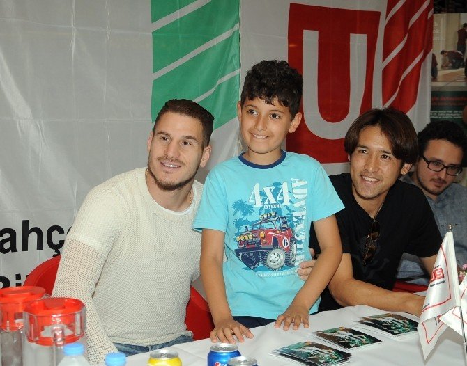 Deniz Yılmaz Ve Hosagai İmza Dağıttı