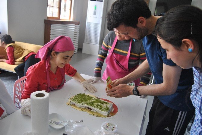 Engelli Öğrenciler Pasta Süslemek İçin Yarıştı
