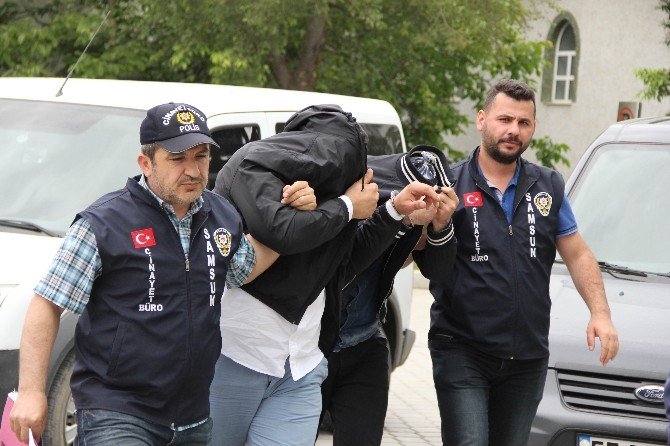 Cezaevi Önünde Silahlarla Yakalandılar